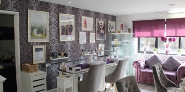Ezina Salon, Block-F, Sector-18, Noida