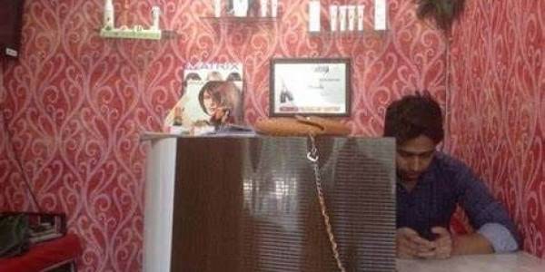 Dixy Unisex Salon, Sector-17, Chandigarh