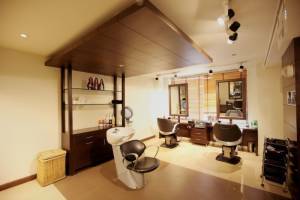 Elegant landmark unisex salon