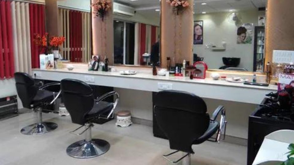 CUTS N Unisex SALON