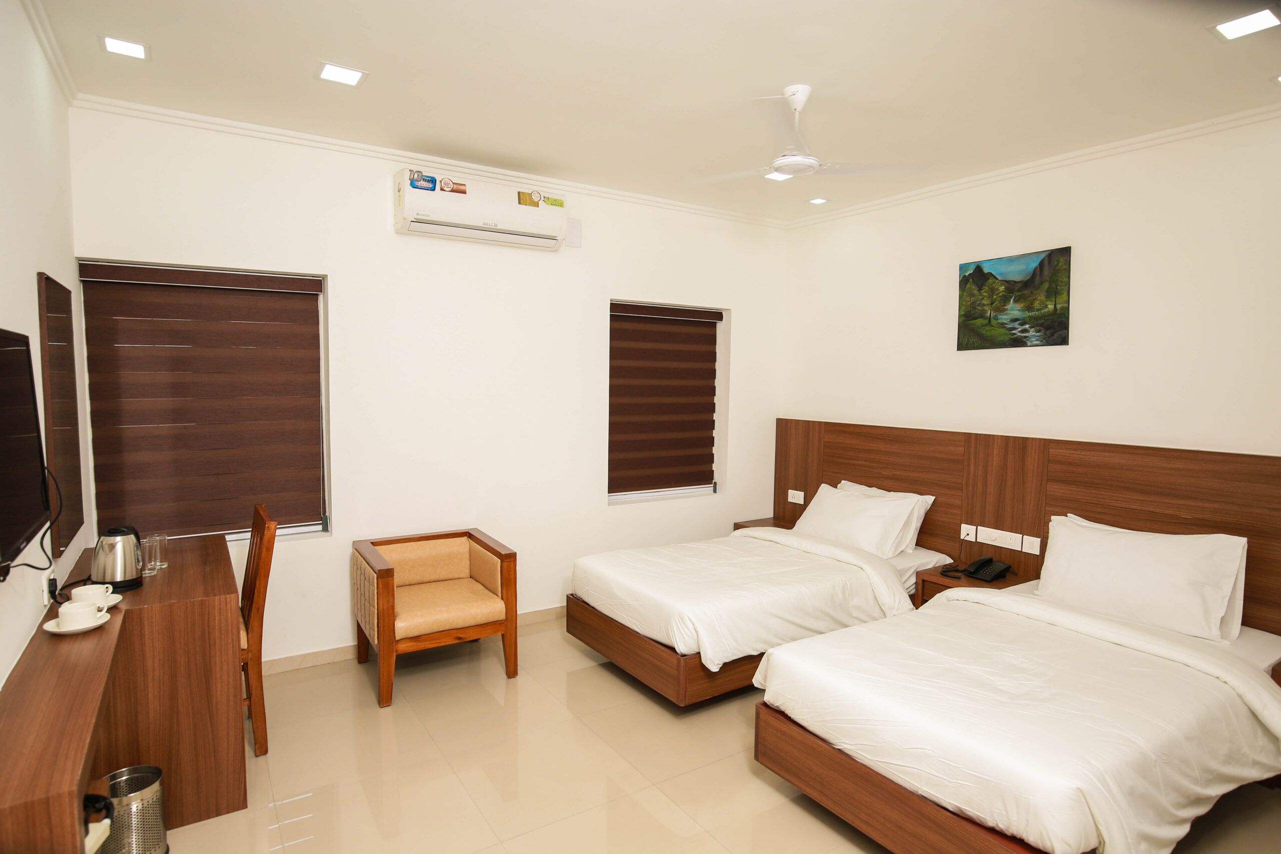 SHINES TOURIST HOTEL logo