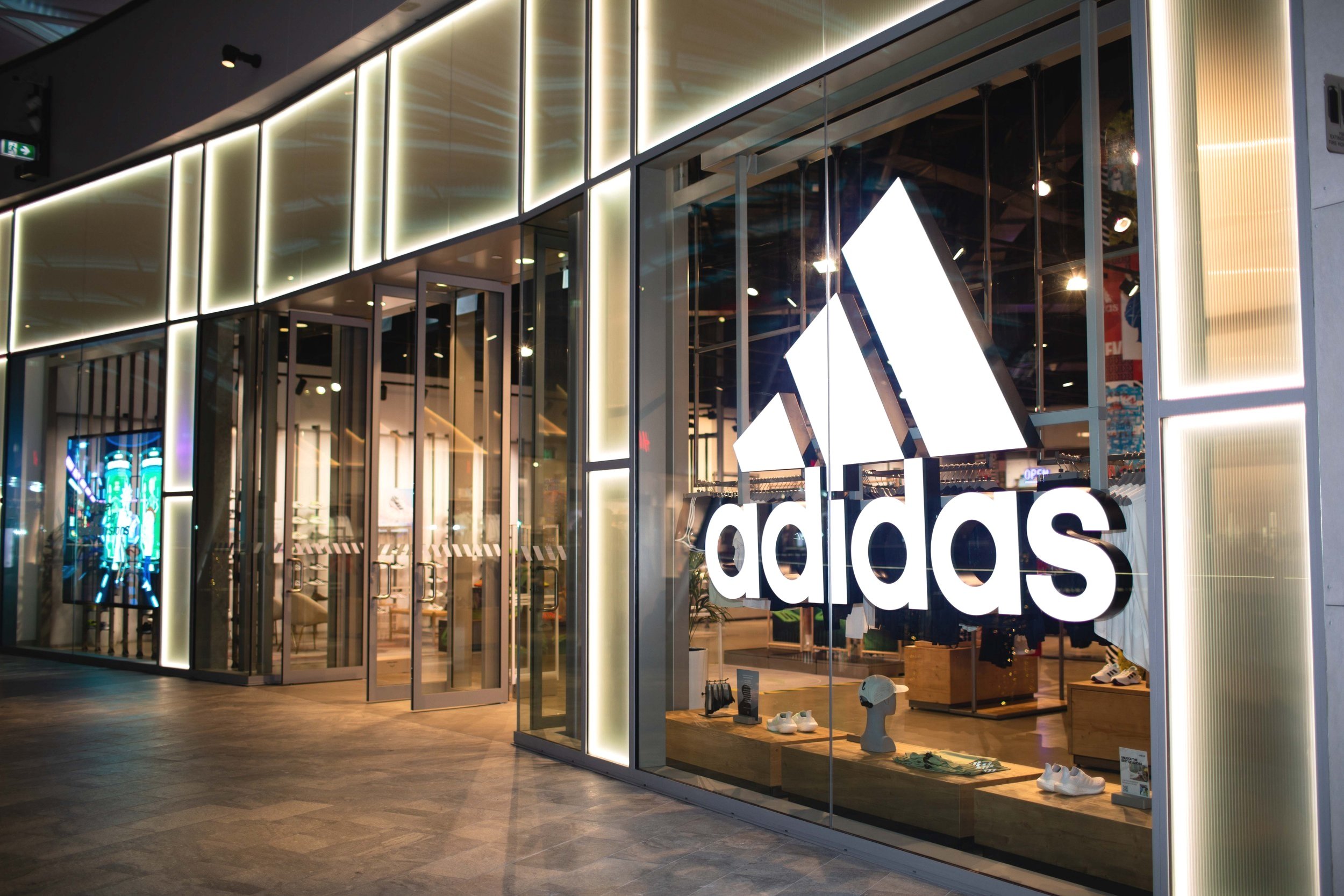 Adidas Store, Shimala