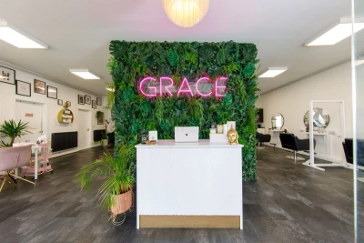 Grace Beauty Salon, Dera bassi