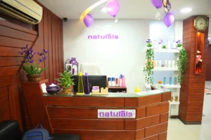 Naturals Salon logo