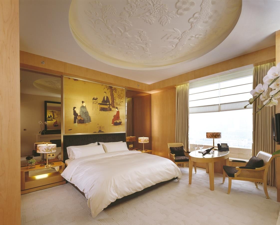 The Perfect Hotel for Couples & Friends – Luxury Rooms, Exceptional Hospitality, and Prime Location