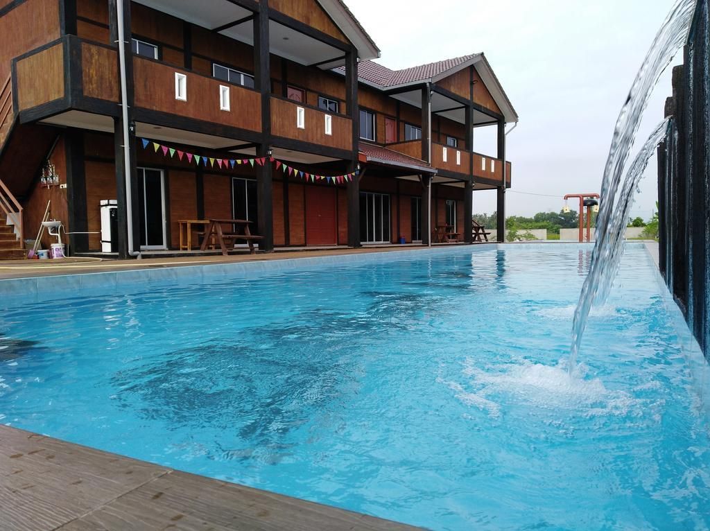 Urban Homestay-camping, Swimming Pool, wood Cottage