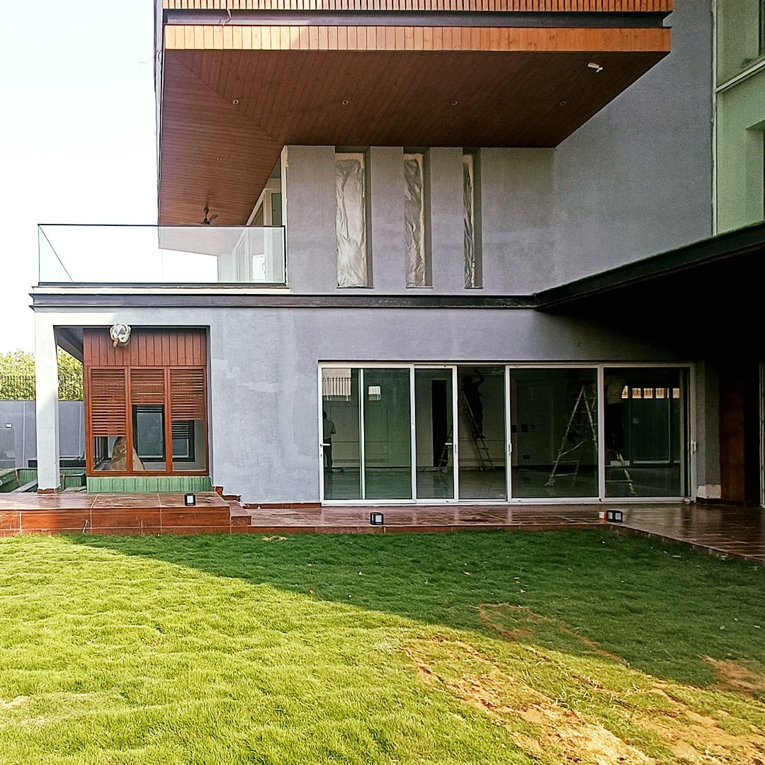 "Lakewood Residence: Exploring the Art of Cladding and Textures in Modern Architecture"