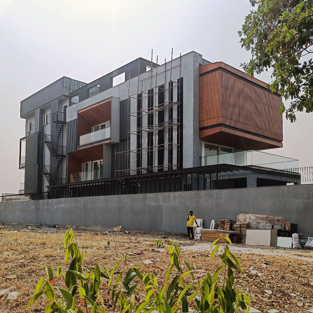 "Lakewood Residence: Exploring the Art of Cladding and Textures in Modern Architecture"