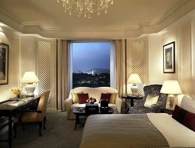 The Perfect Hotel for Couples & Friends – Luxury Rooms, Exceptional Hospitality, and Prime Location