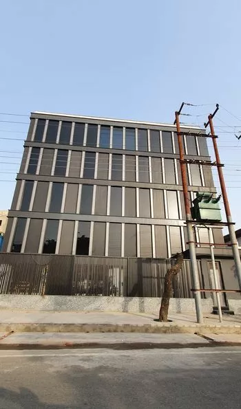 Modern Factory Building for M/s Interior Crafts: Innovative Design with Central Courtyard and Aluminum Fa