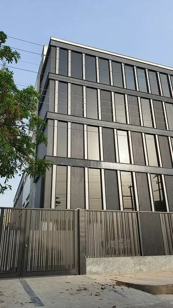 Modern Factory Building for M/s Interior Crafts: Innovative Design with Central Courtyard and Aluminum Fa