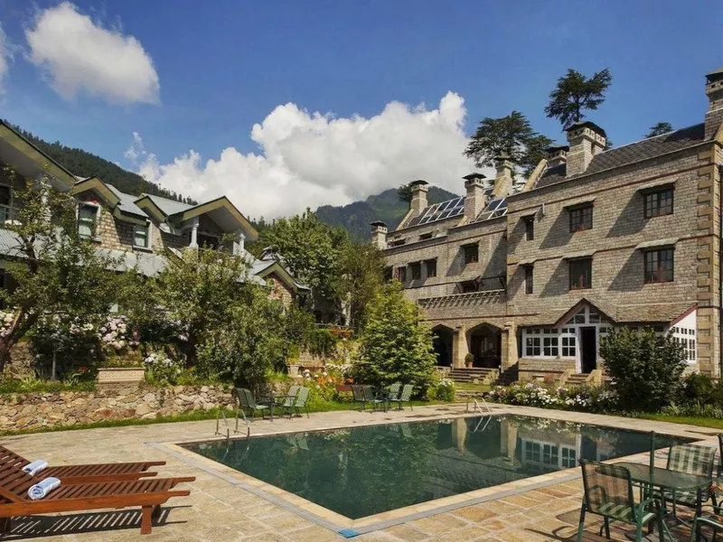 The Perfect Hotel for Couples & Friends – Luxury Rooms, Exceptional Hospitality, and Prime Location