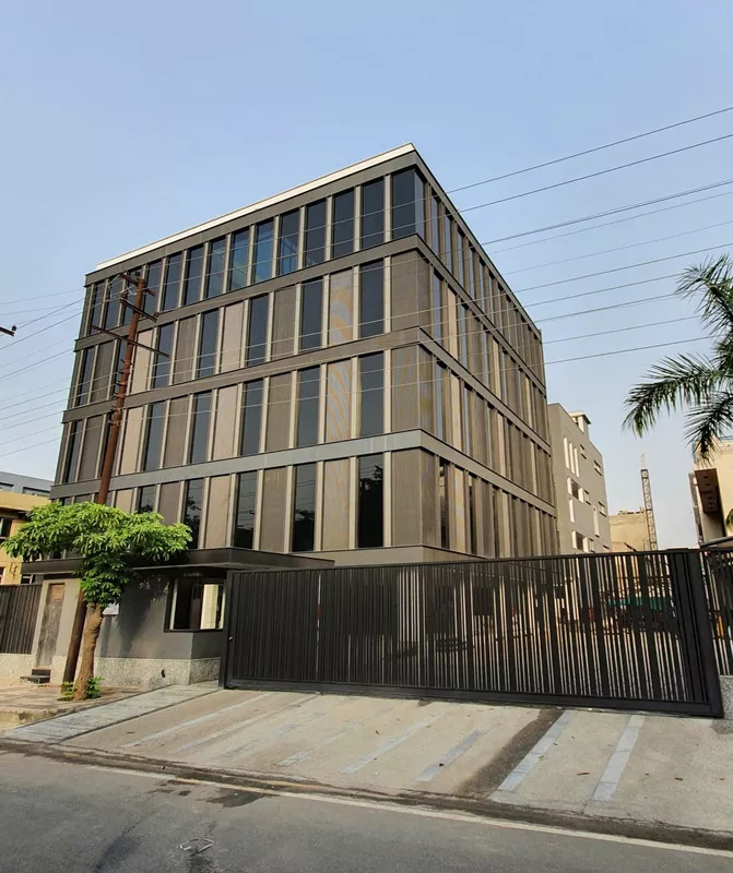 Modern Factory Building for M/s Interior Crafts: Innovative Design with Central Courtyard and Aluminum Fa