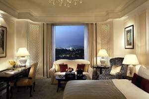The Perfect Hotel for Couples & Friends – Luxury Rooms, Exceptional Hospitality, and Prime Location