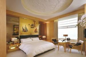 The Perfect Hotel for Couples & Friends – Luxury Rooms, Exceptional Hospitality, and Prime Location