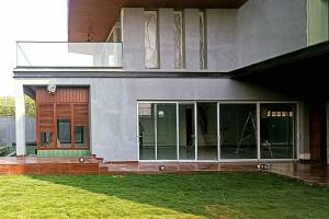 "Lakewood Residence: Exploring the Art of Cladding and Textures in Modern Architecture"