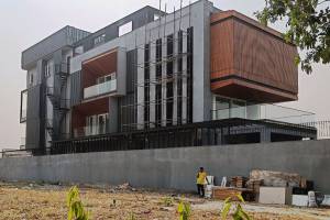 "Lakewood Residence: Exploring the Art of Cladding and Textures in Modern Architecture"
