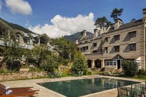 The Perfect Hotel for Couples & Friends – Luxury Rooms, Exceptional Hospitality, and Prime Location