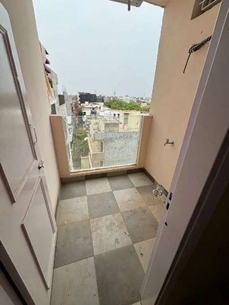 Spacious 2 BHK Apartment with 1 Bath, 900 sq. ft. Available for Rent in DLF Phase 3"